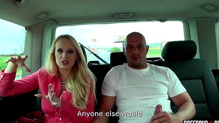 Милфа в розовой блузке занялась сексом в машине