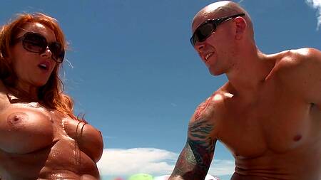Рыжая милфа загорает топлес и соблазняет на секс