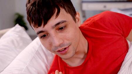 Мачеха предлагает пасынку поспать вместе и соблазняет на секс