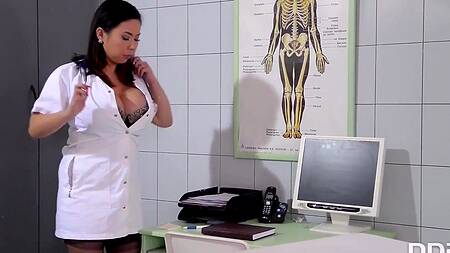 Пришли в больницу и трахнули в два члена медсестру