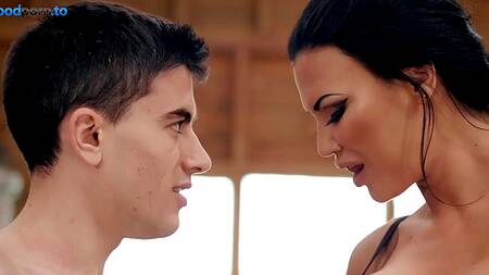 Милфа увлекается верховой ездой и дает пацану в жопу