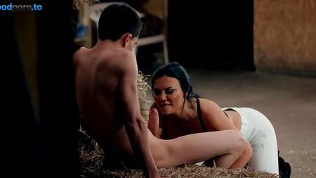 Милфа увлекается верховой ездой и дает пацану в жопу