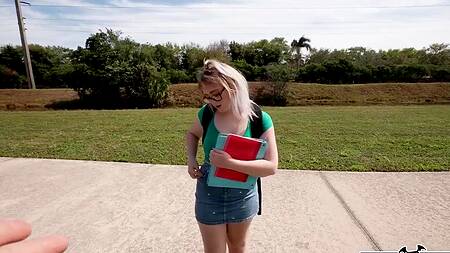 Милая заучка в очках ебется в жопу после универа