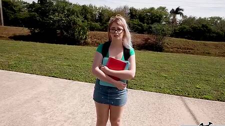 Милая заучка в очках ебется в жопу после универа