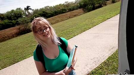 Милая заучка в очках ебется в жопу после универа