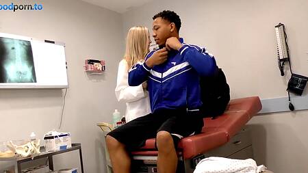 У черного пациента большой хуй, докторша хочет на него