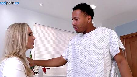 У черного пациента большой хуй, докторша хочет на него