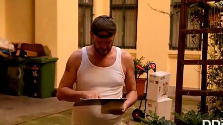 Секретаршу во все дырки трахает босс и курьер