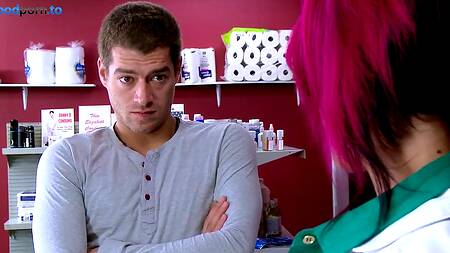 Аптекарша с розовыми волосами ебется с покупателем