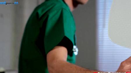 Пациентка после операции жарко ебется с врачом