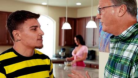 Поздравил мачеху с днем матери, трахнув её в попку