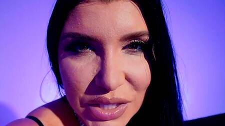 Милфа с татуированной спиной принимает твердый хер в жопу