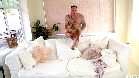 Блондинка с силиконовыми сиськами нуждается в жарком сексе