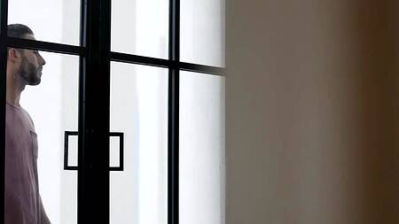 Муж с любопытством смотрит как жена ему изменяет