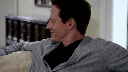 Муж с любопытством смотрит как жена ему изменяет