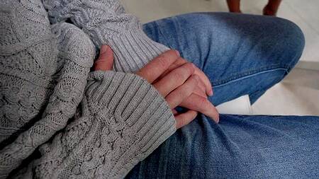 Зрелая азиатка с силиконовыми сиськами предлагает секс