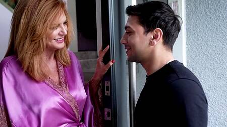 Рыжая милфа в сексуальном белье приглашает на еблю молодого парня