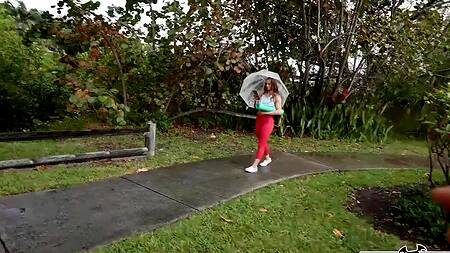 Красивая милфа во время прогулки занялась сексом за деньги