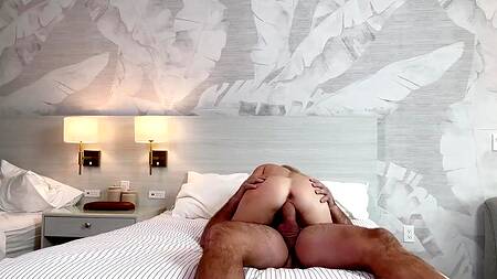 Опытный мужик привозит к себе на секс зрелую красотку