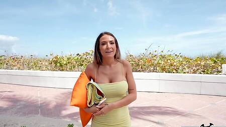 Блондинка с красивыми сиськами не против трахнуться за деньги