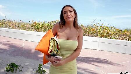 Блондинка с красивыми сиськами не против трахнуться за деньги