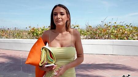 Блондинка с красивыми сиськами не против трахнуться за деньги