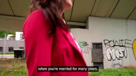 Милфа в костюме опаздывает на работу, но зато ебется в кустах