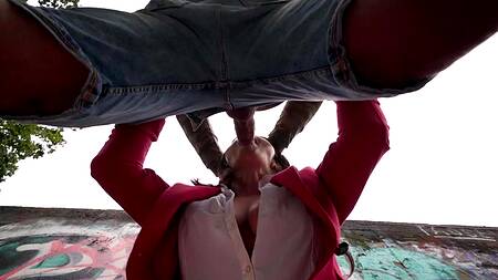 Милфа в костюме опаздывает на работу, но зато ебется в кустах