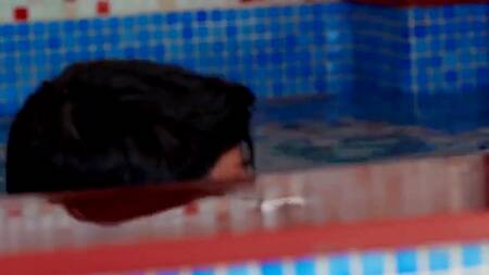 Развратница в общественной бане соблазнила двоих на секс