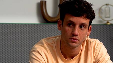 Красивая коллега соблазняет парня на жаркий секс в офисе