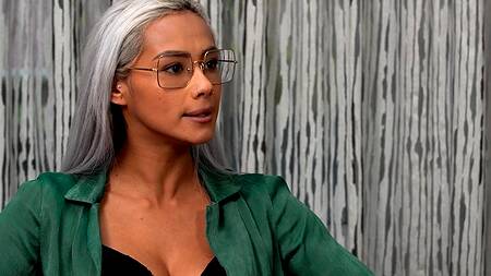 Красивая коллега соблазняет парня на жаркий секс в офисе