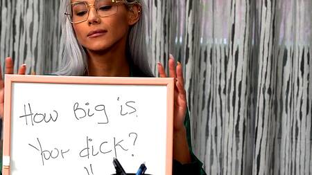 Красивая коллега соблазняет парня на жаркий секс в офисе