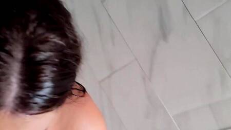 Толстая сучка после душа наслаждается членом и кончает