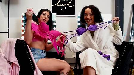 Подруги пошли в магазин и там трахнулись с негром