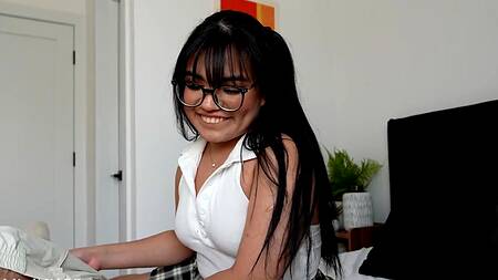 Студентка азиатка хочет секса, а не учить уроки