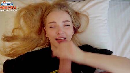 Моя сводная сестра говорит по телефону с парнем и сосет мой член