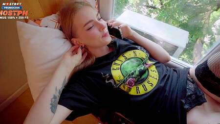 Моя сводная сестра говорит по телефону с парнем и сосет мой член