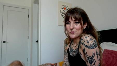 Татуированная девушка согласна трахнуться после дороги