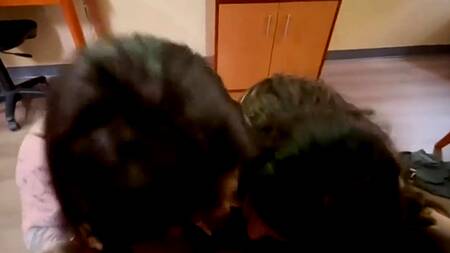 Неформалка и её миниатюрная подруга вместе сосут один член