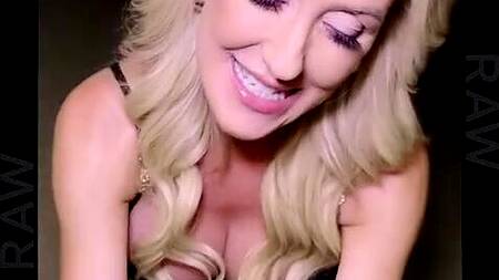 Познакомился с горячей милфой на сайте и страстно её трахнул