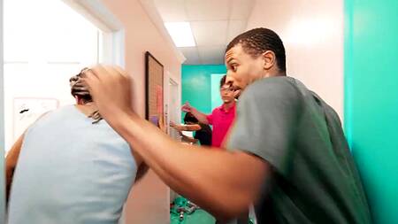 Веселые подруги на вечеринке ебутся с двумя неграми