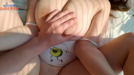 Снимает шорты с грудастой подруги и трахает её