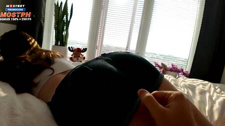 Снимает шорты с грудастой подруги и трахает её