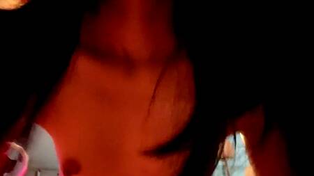 Татуированная неформалка трахает стройную девушку в волосатую пизду