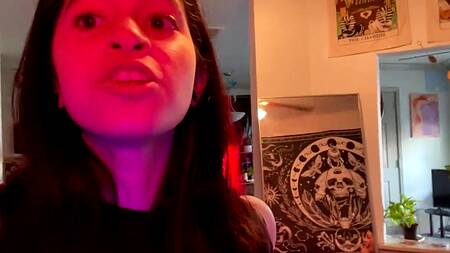 Татуированная неформалка трахает стройную девушку в волосатую пизду