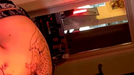 Татуированная неформалка трахает стройную девушку в волосатую пизду