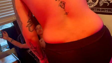 Татуированная неформалка трахает стройную девушку в волосатую пизду