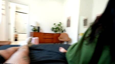 Делит кровать со сводным братом и соблазняет на секс