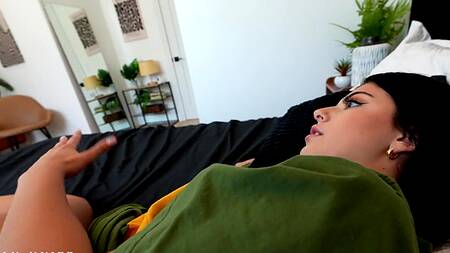 Делит кровать со сводным братом и соблазняет на секс