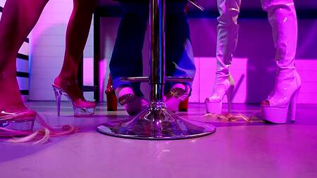 Горячая стриптизерша перед работой трахается с начальником